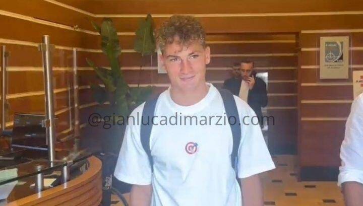 开云体育app-S-埃斯波西托接受卡利亚里的体检：很高兴来到这里，加油卡利亚里