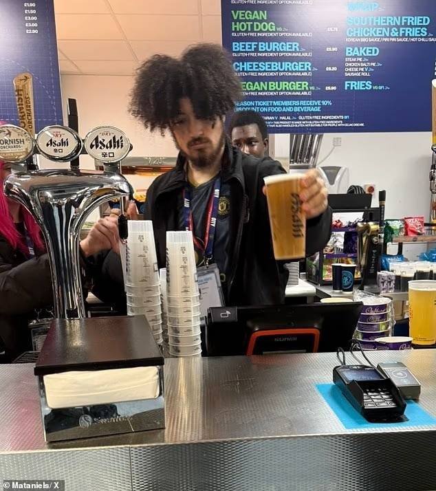 开云体育-曼城主场一名酒吧工作人员在德比日穿曼联球衣上班,遭到曼城解雇